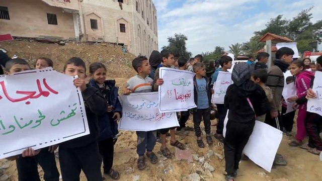 أهالي شمال غزة يتظاهرون ضد سياسة التجويع قرب المستشفى الإندونيسي