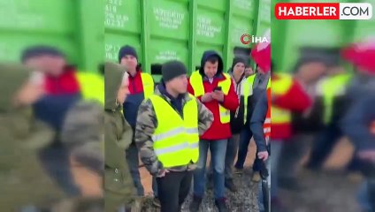 Polonyalı çiftçiler Ukrayna sınırını kapatıp, mısırı demir yoluna döktü