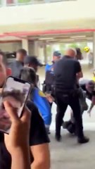 Une femme policier qui fait beaucoup de jump squat