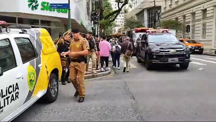 Copeira descreve momento em que "homem grisalho e barbudo" deixa pacote em agência da Caixa: "Dá medo"