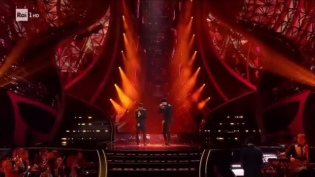 Sanremo 2024 - Geolier con Guè, Luchè e Gigi D'Alessio canta un medley 'Strade'
