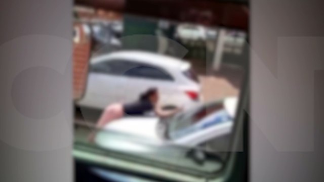 “Sai Deolane, sai” ataca novamente: em surto, mulher quebra palhetas de veículo