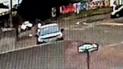 Câmera mostra forte batida que terminou com carro invadindo lanchonete no Santo Onofre