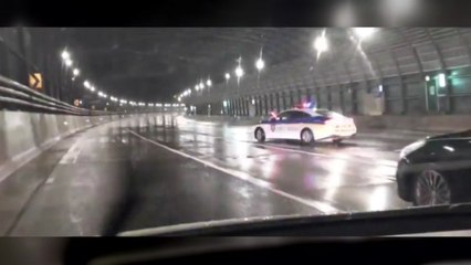 제1순환고속도로 승용차 중앙분리대 충돌...빗길 사고 / YTN