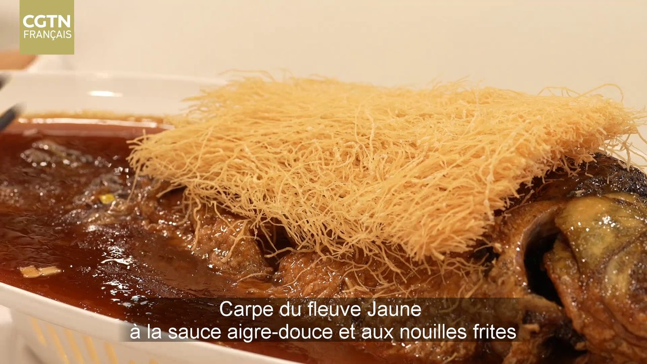 La fameuse carpe du fleuve Jaune à la sauce aigre-douce et aux nouilles frites