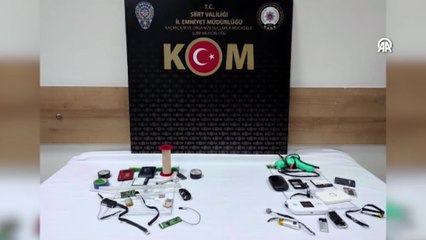 Télécharger la video: Siirt merkezli operasyonda kopya düzenekleri ele geçirildi, 2 şüpheli yakalandı