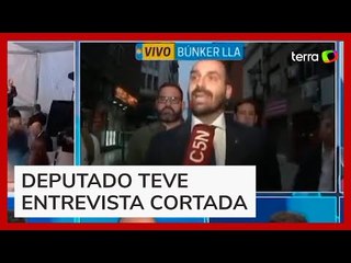 Eduardo Bolsonaro é cortado ao defender armas em TV argentina: 'Por isso tiraram o pai dele'