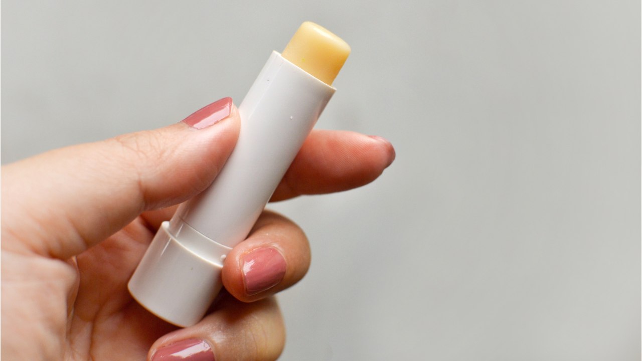 Beauty-hack: lippenbalsam gegen rissige nagelhaut