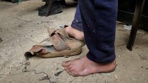 النزوح على عجالة يجبر الفلسطينيين على السير بأحذية ممزقة