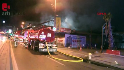 Gaziosmanpaşa'da 2 katlı binanın çatısı alev alev yandı