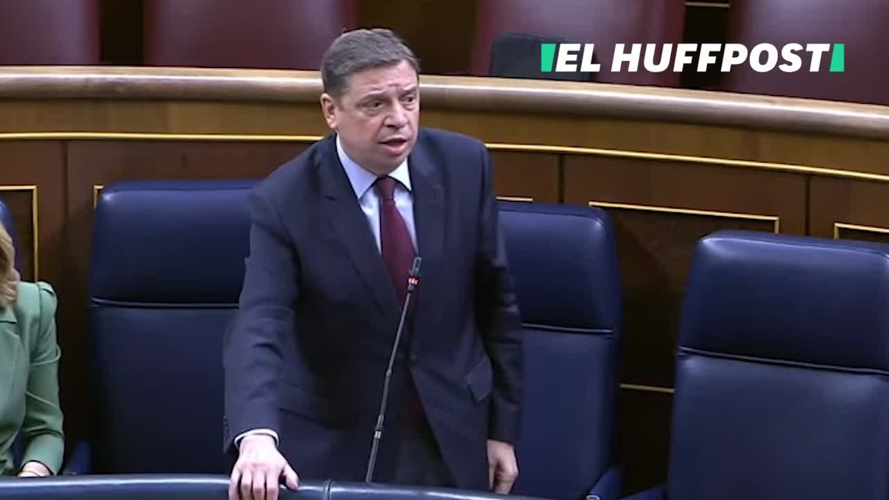 Luis Planas sufre un vertigo en el Congreso de los Diputados