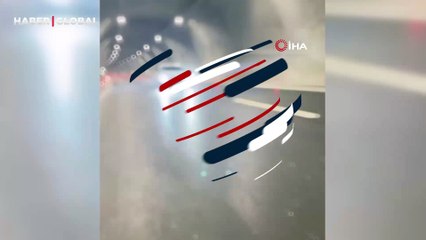 Trafikte skandal görüntü! Aracın üzerine çıkıp, alkollü içecekle ellerini yıkadılar