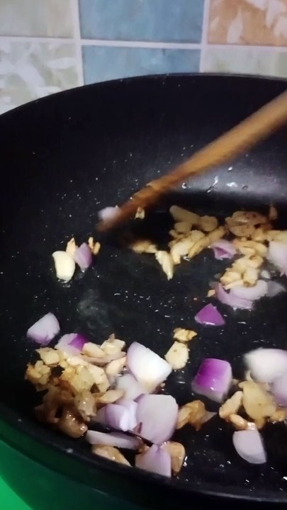 Coocking delicious sotanghon with veggie