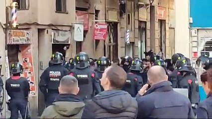 Els mossos fan fora veïns que protestes contra un desallotjament al Raval