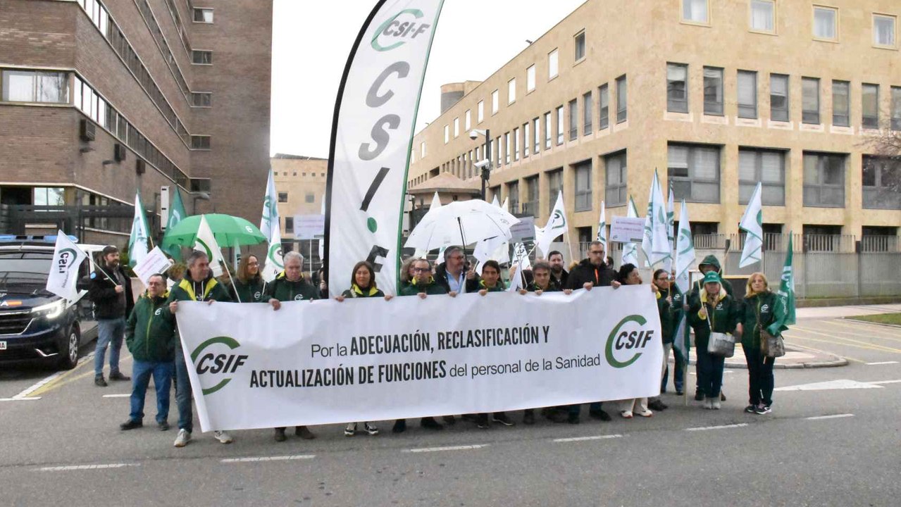 CSIF Castilla y León se concentra ante la Delegación del Gobierno para reclamar la reclasificación de los profesionales de la Sanidad