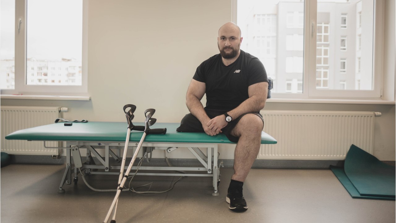 Drei Monate nach dem Kennenlernen findet sie heraus, dass ihr Freund nur ein Bein hat