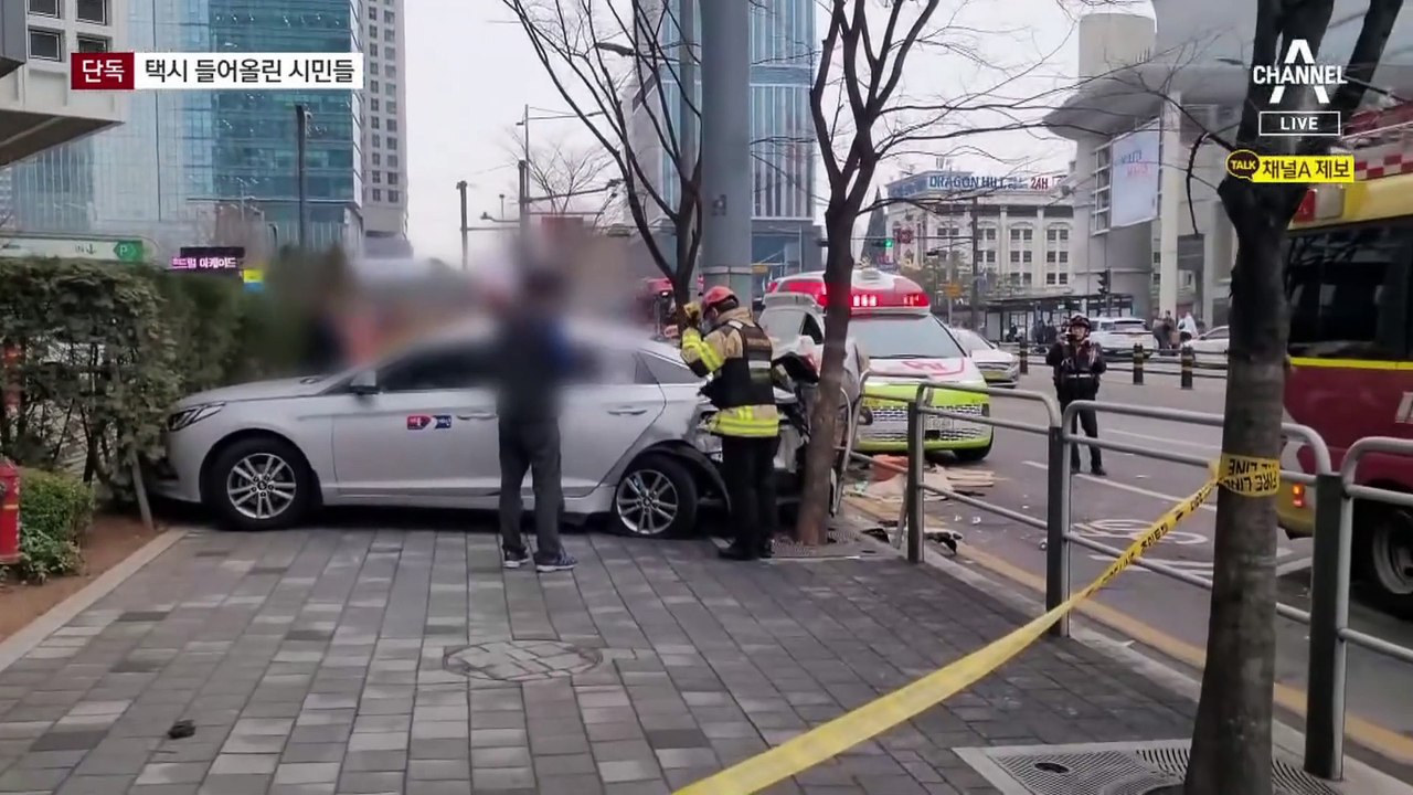 [단독]택시에 깔린 여성 시민들이 구조