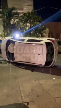 #Preliminar Un vehículo terminó volcado tras un aparatoso choque suscitado en calles de la colonia Alcalde Barranquitas de Guadalajara, un joven resultó lesionado #GuardiaNoctuna