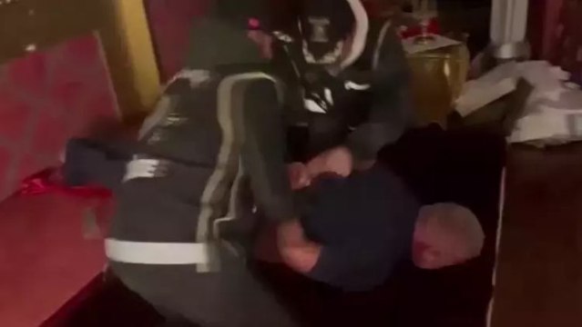 Şahinler suç örgütü yöneticisi yatak odasındaki gizli bölmede yakalandı