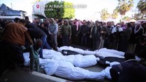 Palestinianos choram os mortos em Deir Al Balah