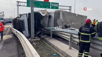 Bariyerlere çarpan tır karşı şeritte devrildi, sürücü ağır yaralandı