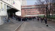Milano, la protesta degli studenti al liceo Beccaria dopo il tentativo di occupare la scuola
