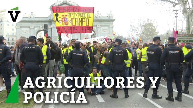 Agricultores explotan contra la Policía que les corta el paso en la Puerta de Alcalá