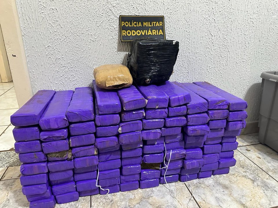 PRE apreende quase 100 quilos de maconha na PR-454; veja vídeo