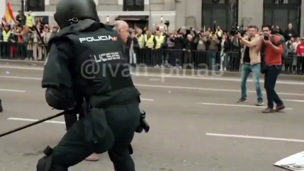 Así fue el terrible linchamiento de antidisturbios a dos manifestantes