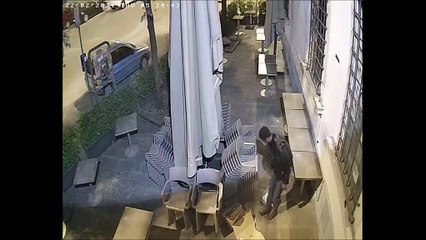 Firenze, i ladri alle prese con il registratore di cassa rubato