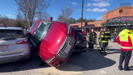 Carro estacionado na diagonal? Autoridades investigam acidente caricato