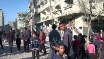 شاهد: سكان رفح يزيلون الأنقاض بعد قصف إسرائيلي على منطقة سكنية