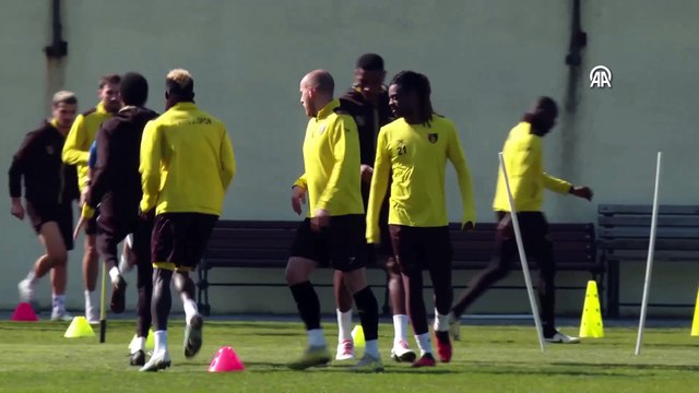 Beşiktaş maçı öncesi İstanbulspor'da sahaya ring kuruldu ve ilginç anlar yaşandı!