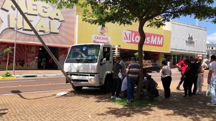 Motorista passa mal, bate contra carros estacionados, derruba placa e precisa ser socorrido