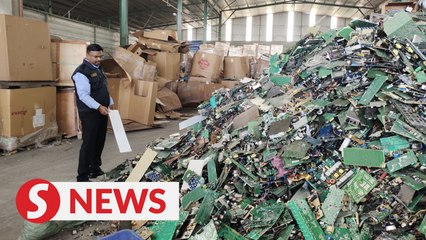 Télécharger la video: Illegal ewaste disposal plant with laundry list of offences raided in Seremban