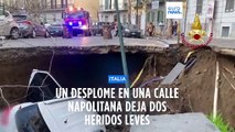 Dos heridos leves y vehículos atrapados tras desplomarse un tramo de una calle en Nápoles