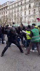 Vean las impactantes imágenes de la Policía agrediendo brutalmente  aun grupo de agricultores en Madrid