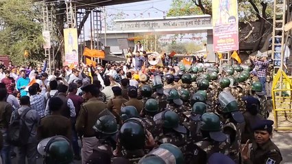 लक्ष्मीबाई अनाज मंडी में किसानों का प्रदर्शन, ट्रैक्टर लेकर पहुंचे