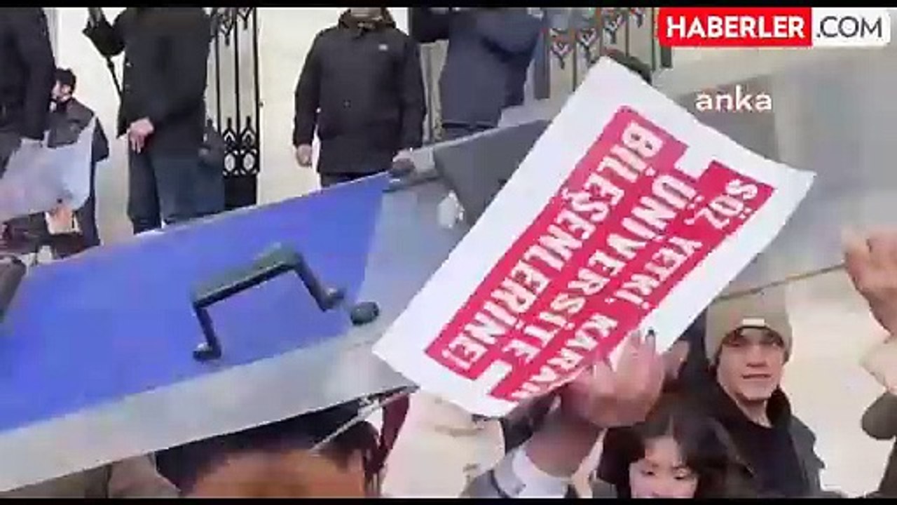 İstanbul Üniversitesi öğrencileri rektörlük kararına karşı eylem yaptı
