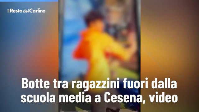 Botte tra ragazzini dalla scuola media a Cesena, video