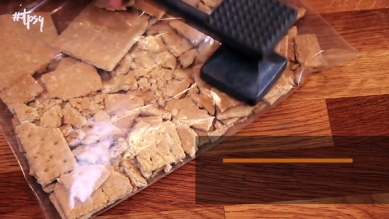 These No-Bake Chocolate Peanut Butter Bars Are...