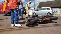 Acidente entre Gol e duas motocicletas deixa homem ferido na Avenida Carlos Gomes