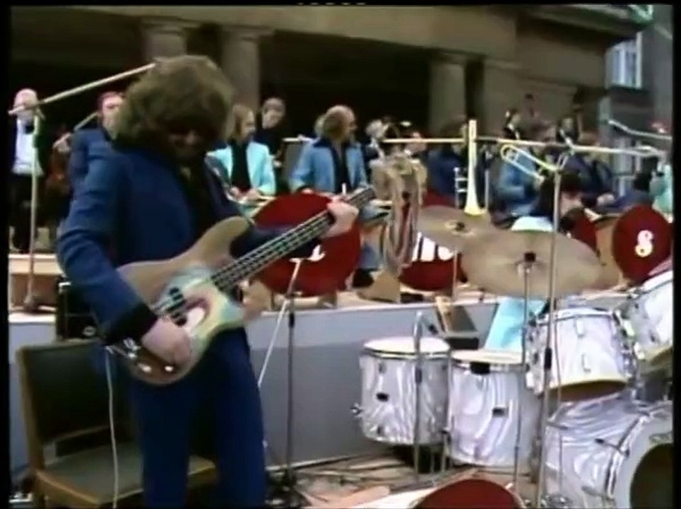 James Last; 17 farklı ülke sanatçısından oluşan 'Büyük Bir Aile' olarak tanımladığı orkestra elemanlarını 1974 yılında bir konser öncesi tek tek tanıtırken...