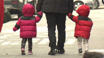 돈 안 벌고 육아 전담한 남성 1만 6천 명 '역대 최대'...절반이 40대 / YTN