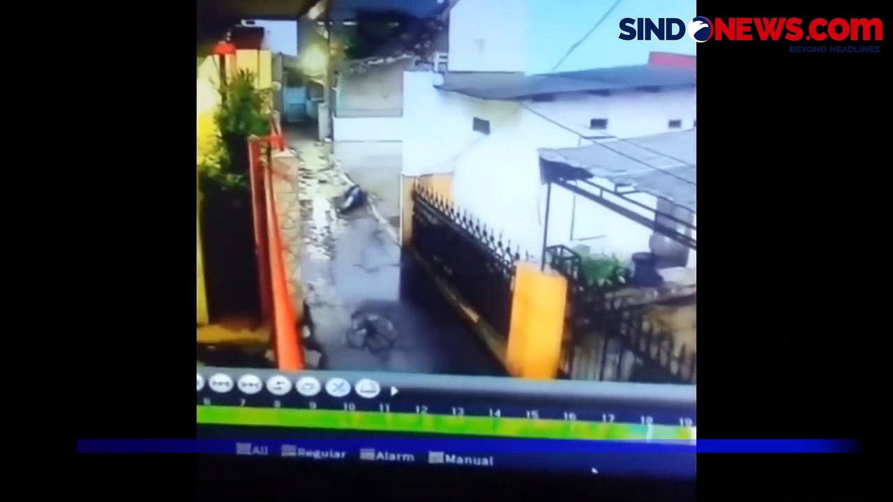 Terekam CCTV, Pria Pukul Pacarnya Hingga Tersungkur di Cimahi, Pelaku Diburu Polisi