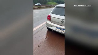 Motorista flagra sequência de acidentes após derramamento de óleo na Fernão Dias