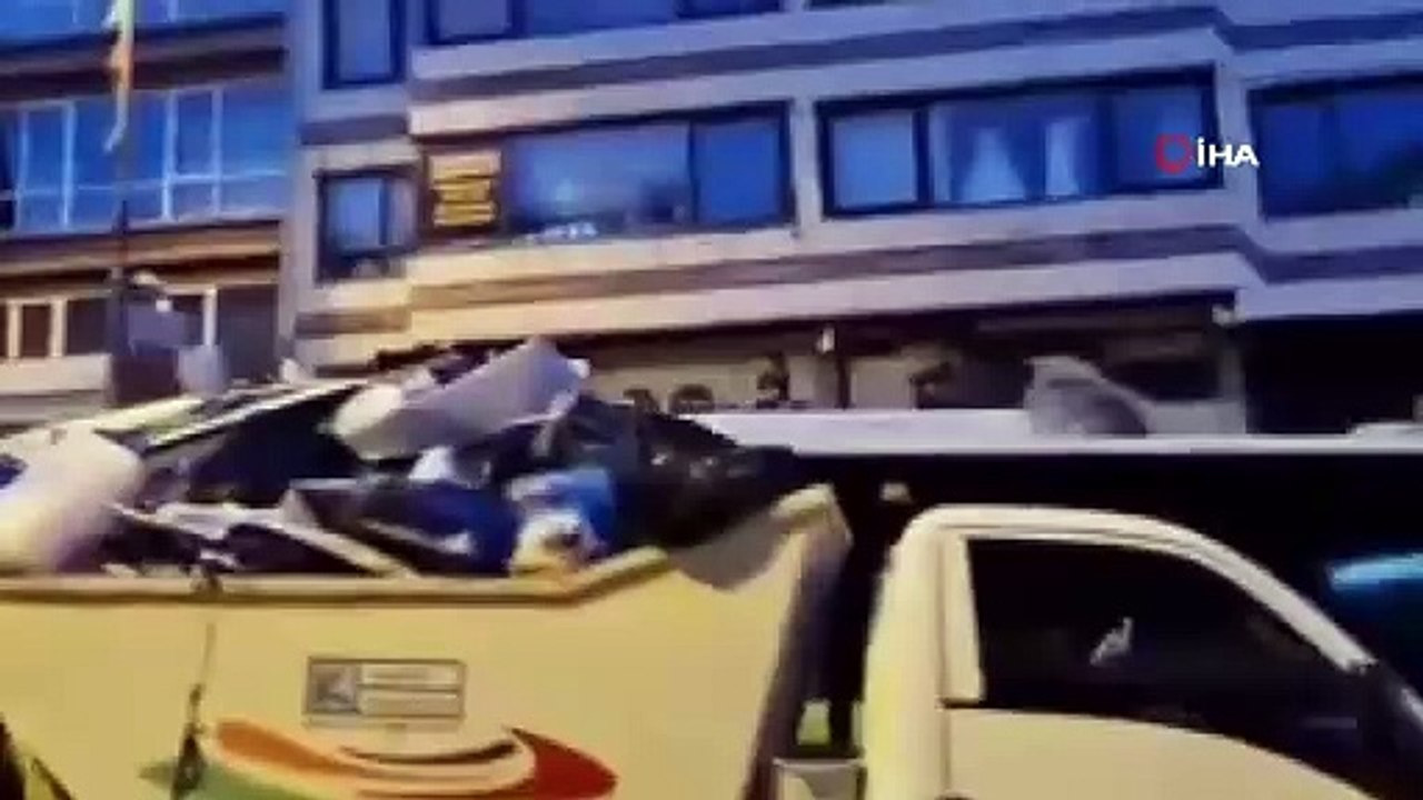 Ülkede ifade özgürlüğü yok diyen sol cenah buna ne diyecek? İBB ekipleri tarafından Murat Kurum’un afişleri teker teker toplatıldı