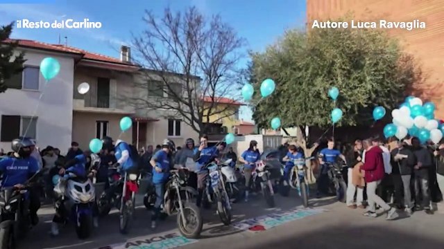 Il funerale di Federico Para: palloncini azzurri, motorini e lacrime per l'ultimo saluto. Il video
