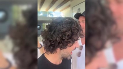 Chris Hemsworth rescata a Miguel Ángel Muñoz de una serpiente en Australia