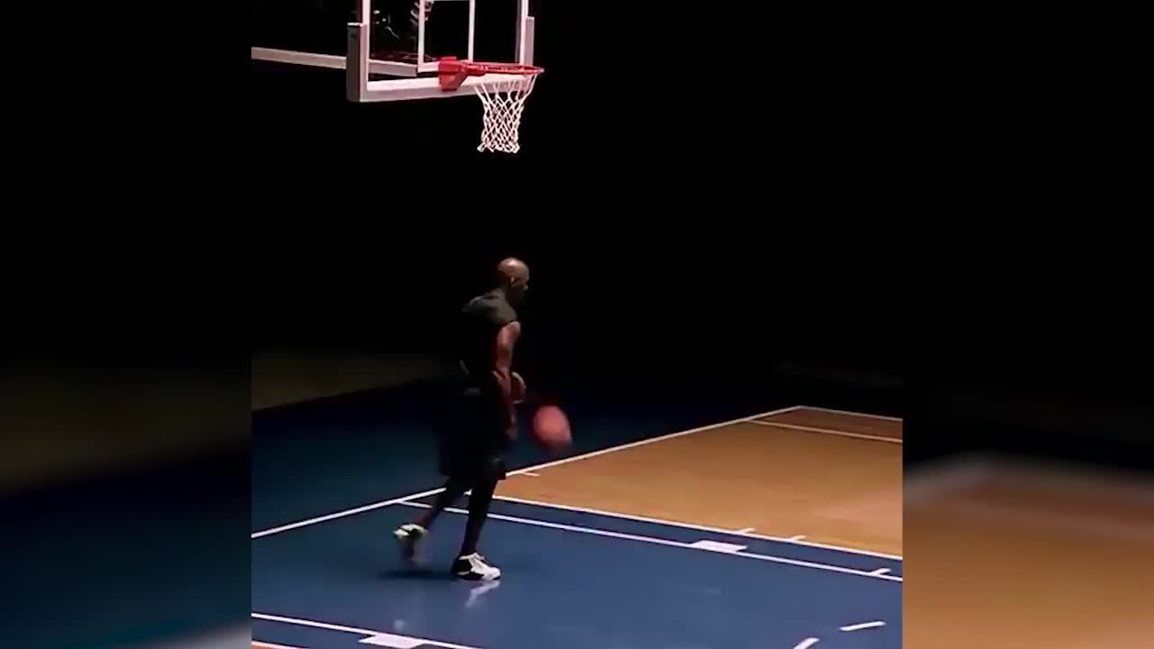 Michael Jordan, con 39 años, enfrentándose a Mi...